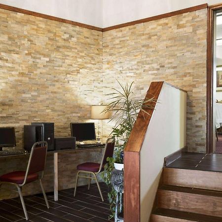 Ramadaby Wyndham Pittsburgh-New Stanton Hotel Екстериор снимка