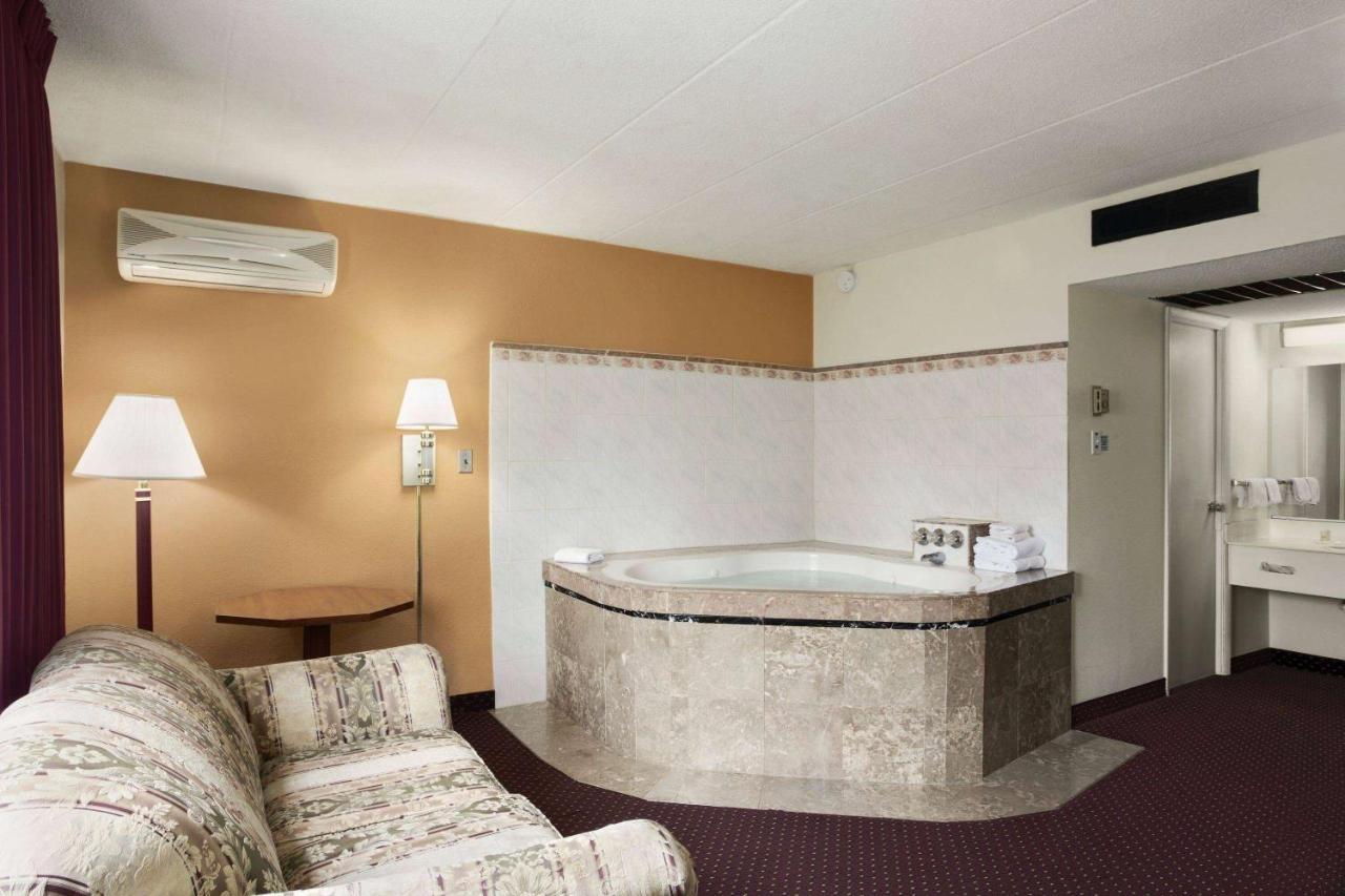 Ramadaby Wyndham Pittsburgh-New Stanton Hotel Екстериор снимка