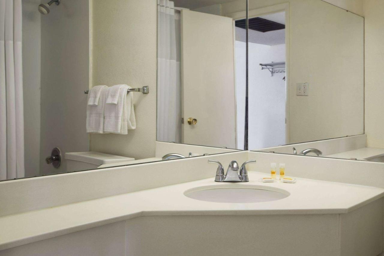 Ramadaby Wyndham Pittsburgh-New Stanton Hotel Екстериор снимка