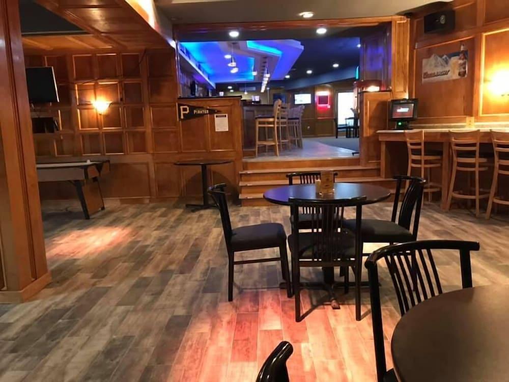 Ramadaby Wyndham Pittsburgh-New Stanton Hotel Екстериор снимка