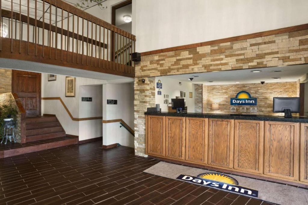 Ramadaby Wyndham Pittsburgh-New Stanton Hotel Екстериор снимка