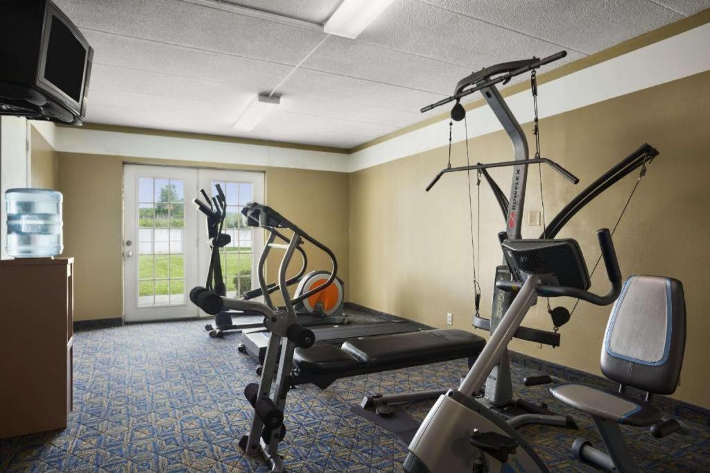 Ramadaby Wyndham Pittsburgh-New Stanton Hotel Екстериор снимка