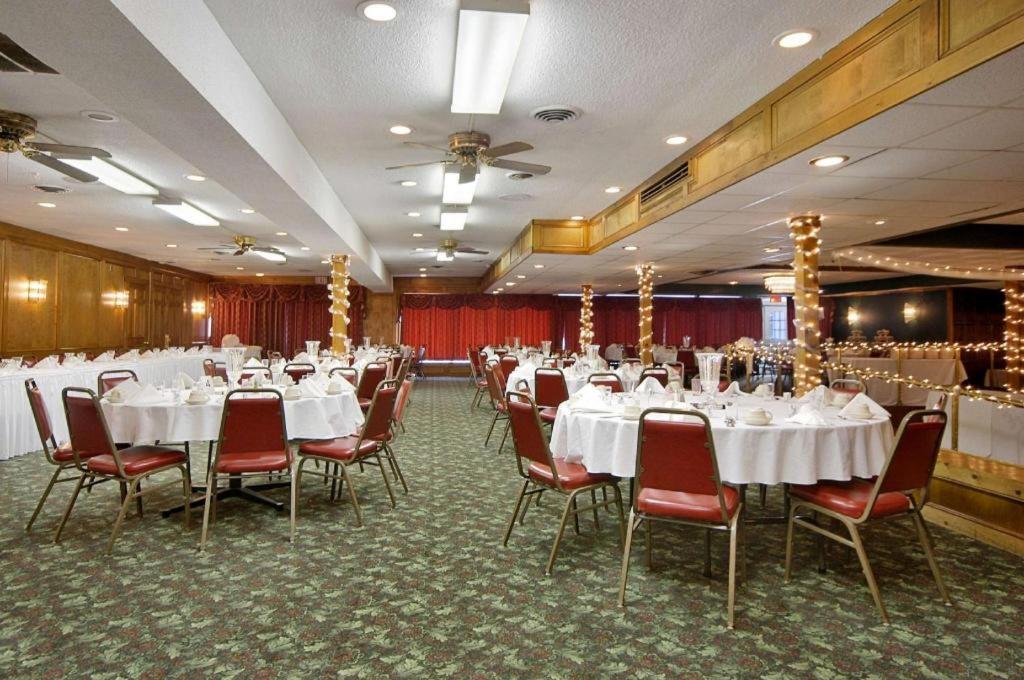 Ramadaby Wyndham Pittsburgh-New Stanton Hotel Екстериор снимка