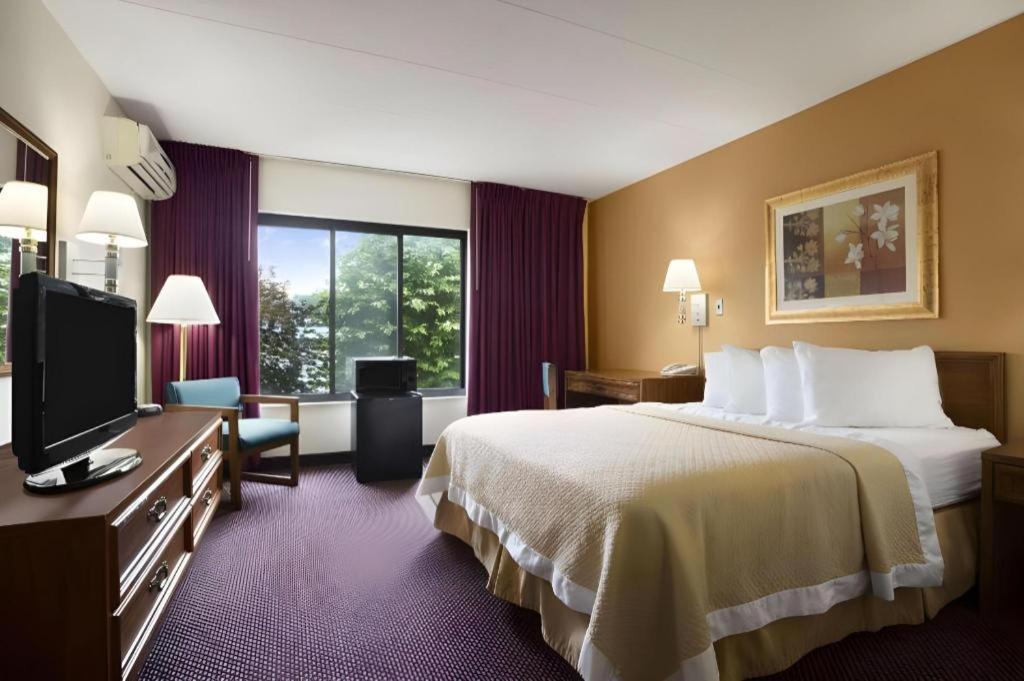 Ramadaby Wyndham Pittsburgh-New Stanton Hotel Екстериор снимка