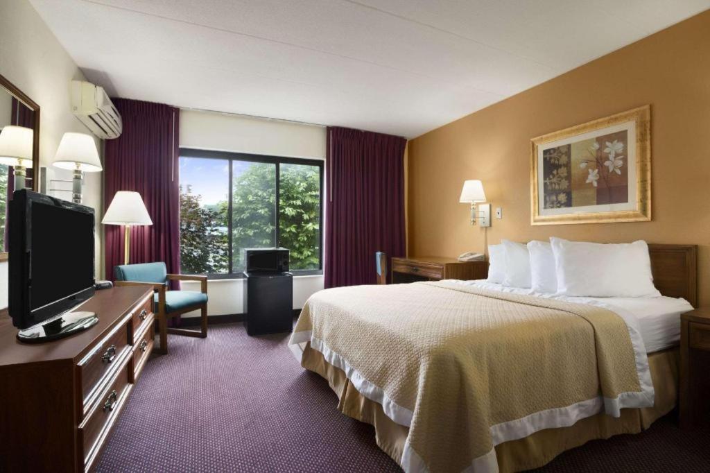 Ramadaby Wyndham Pittsburgh-New Stanton Hotel Екстериор снимка