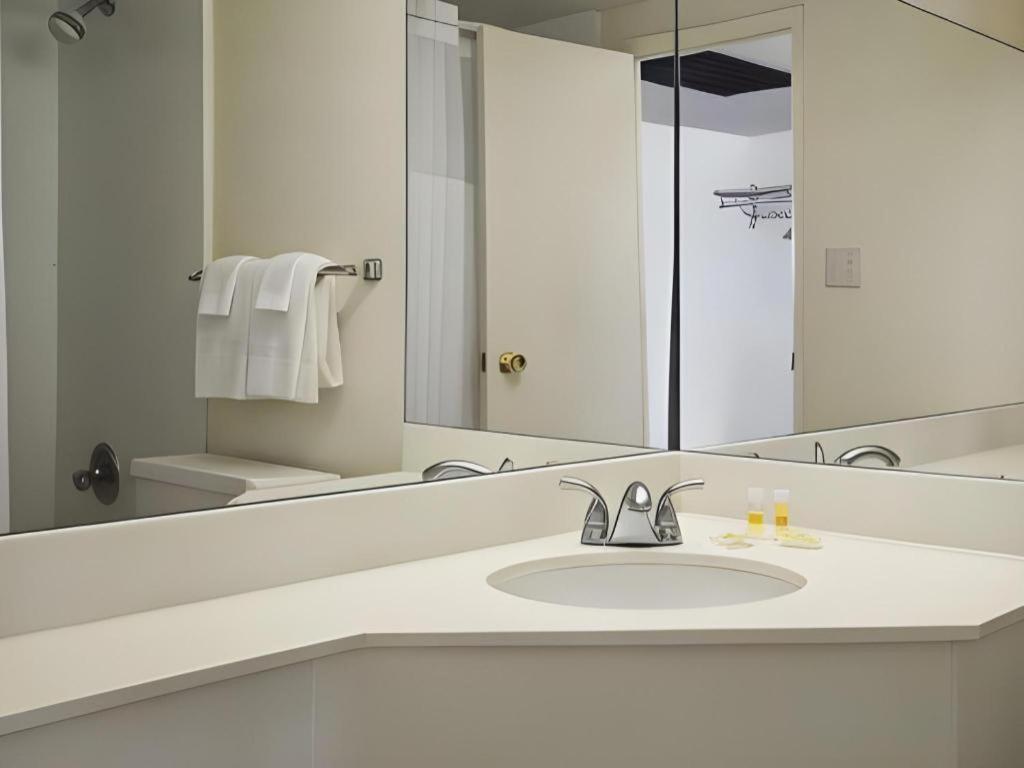Ramadaby Wyndham Pittsburgh-New Stanton Hotel Екстериор снимка