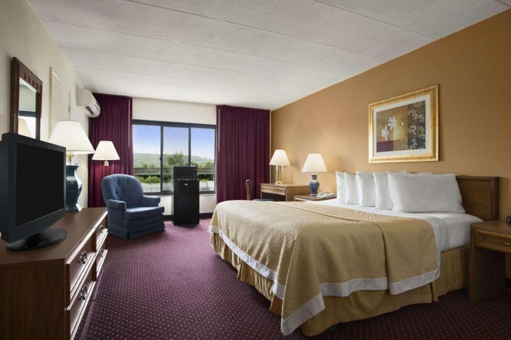 Ramadaby Wyndham Pittsburgh-New Stanton Hotel Екстериор снимка