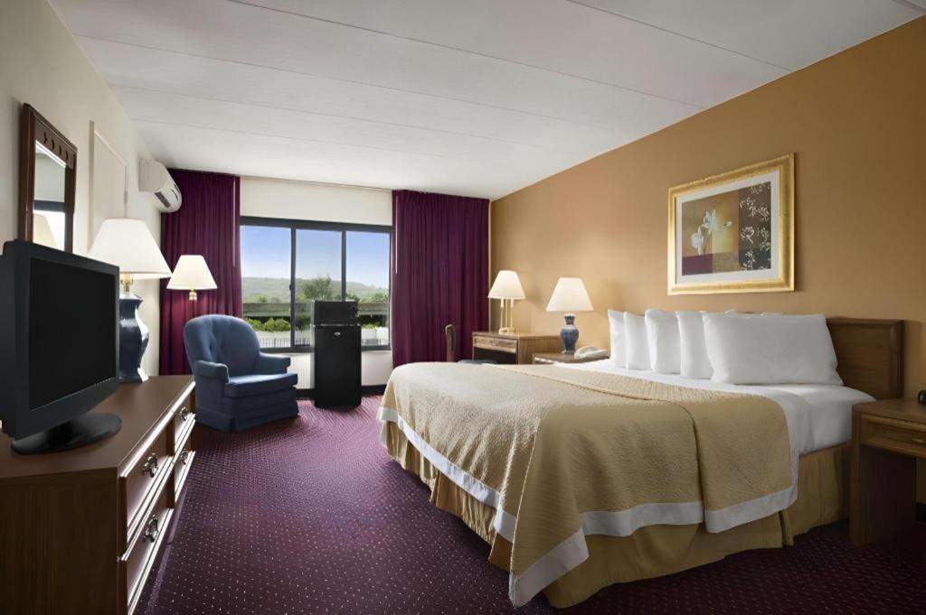 Ramadaby Wyndham Pittsburgh-New Stanton Hotel Екстериор снимка