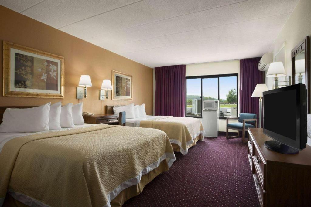 Ramadaby Wyndham Pittsburgh-New Stanton Hotel Екстериор снимка