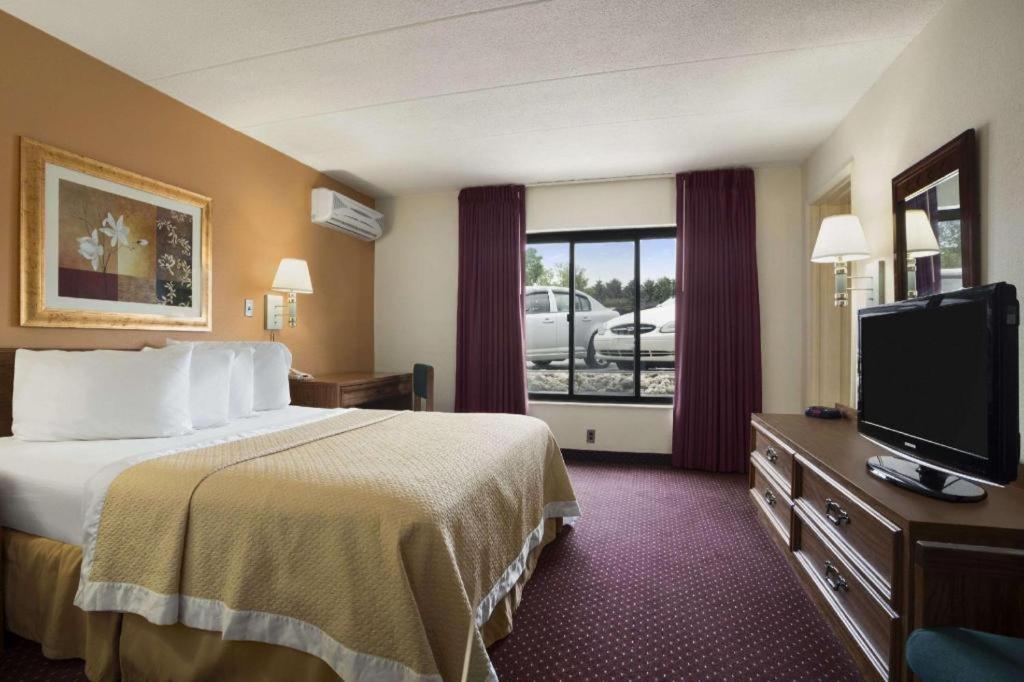 Ramadaby Wyndham Pittsburgh-New Stanton Hotel Екстериор снимка
