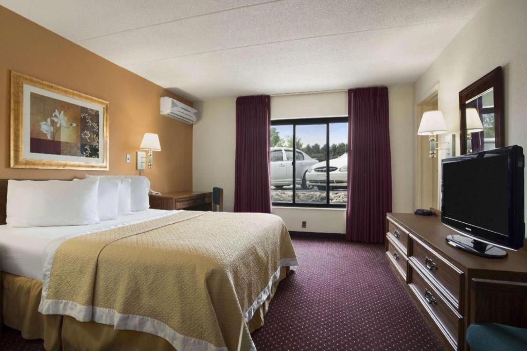 Ramadaby Wyndham Pittsburgh-New Stanton Hotel Екстериор снимка