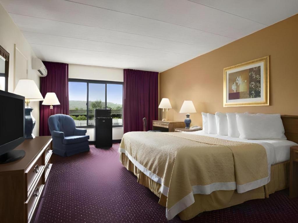 Ramadaby Wyndham Pittsburgh-New Stanton Hotel Екстериор снимка