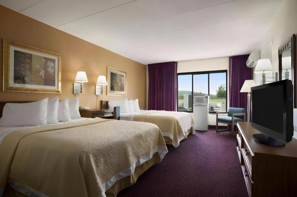 Ramadaby Wyndham Pittsburgh-New Stanton Hotel Екстериор снимка