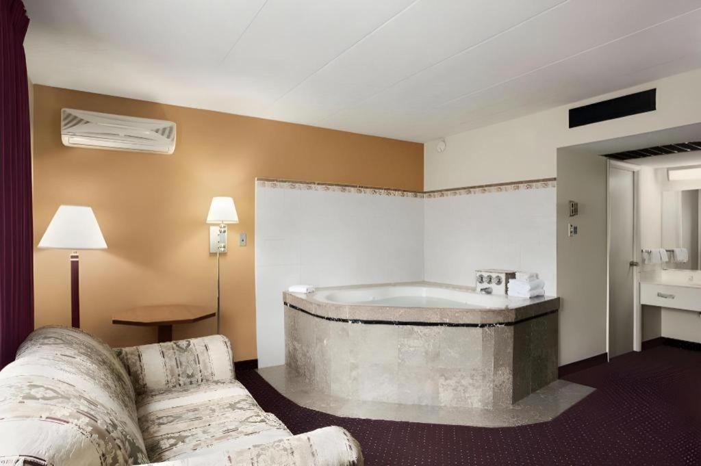 Ramadaby Wyndham Pittsburgh-New Stanton Hotel Екстериор снимка